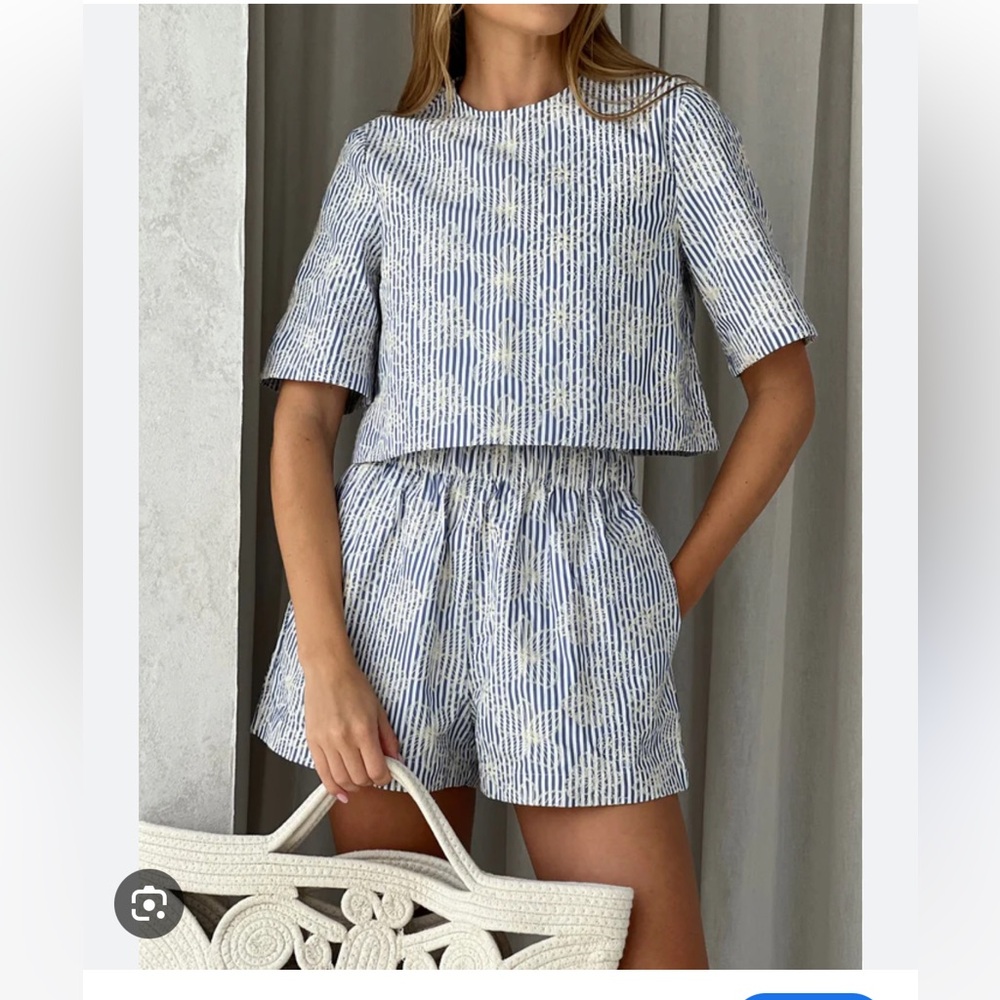 VITA GRACE Blue embroidered top and shorts set